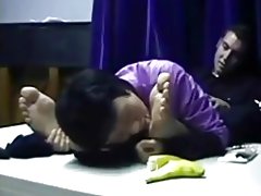 Kiinan milf palvoo mies jalat