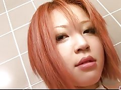 Tiukka ja busty redhead tyttö pillua hyväillen kylpyhuoneessa