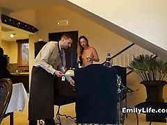 Alasti tyttöjen avoin ovi Huonepalvelu