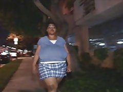 Valtava musta narttu saa munaa ja syö cumload