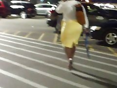 Laaja lonkat, milf tiukka keltainen hame...